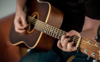 Jak nauczyć się grać na gitarze?